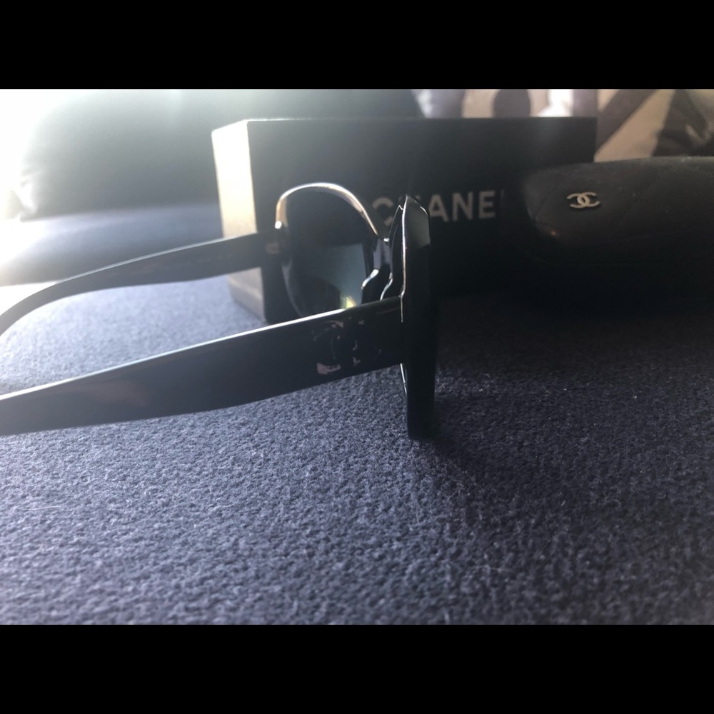 Oversized Chanel sunglasses. Classy and fun.